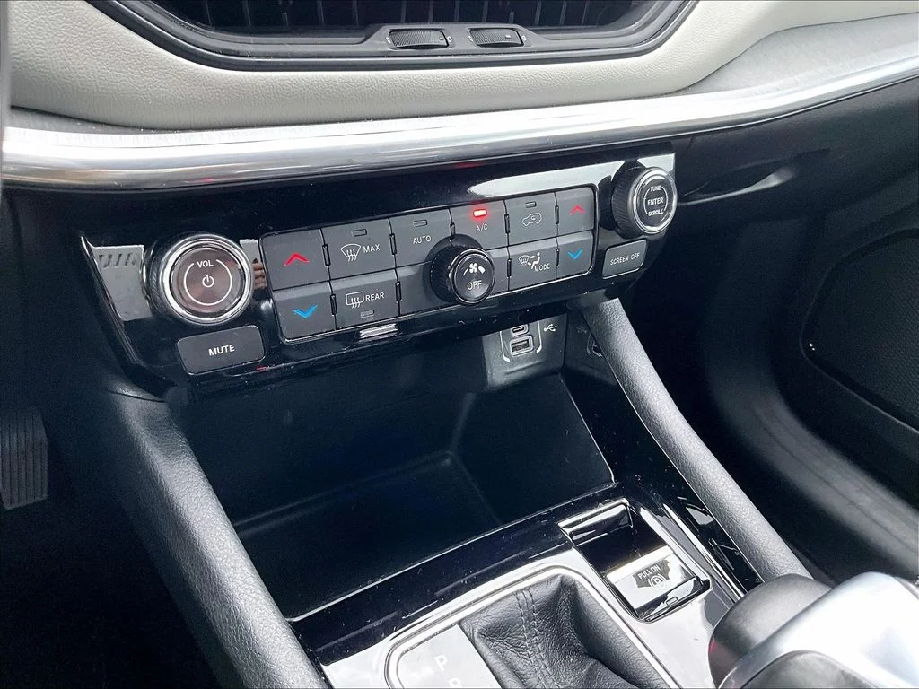 Used 2024 Silver Jeep Limited image 31