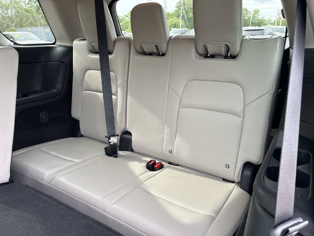 Used 2023 White Nissan SL image 17