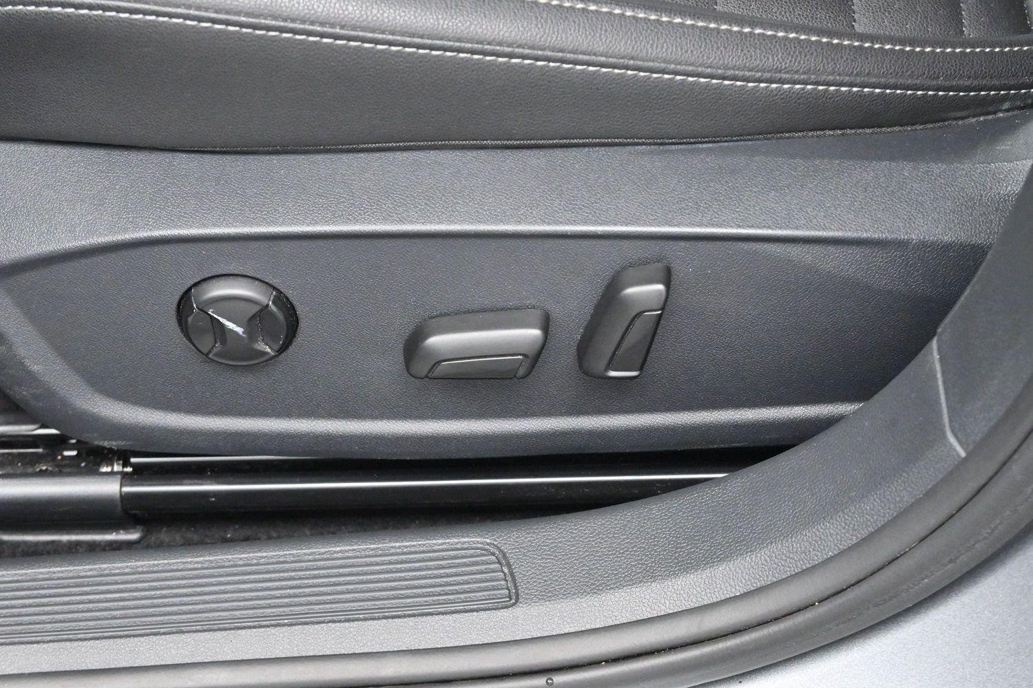 Used 2021 Pyrite Silver Metallic Volkswagen SEL image 14