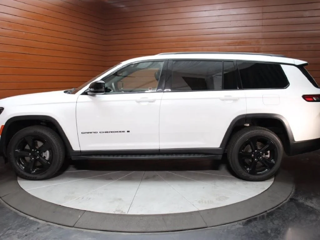 Used 2023 Bright White Clearcoat Jeep Altitude image 27