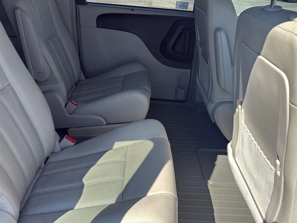 Used 2015 Billet Silver Metallic Clearcoat Chrysler Touring-L image 9