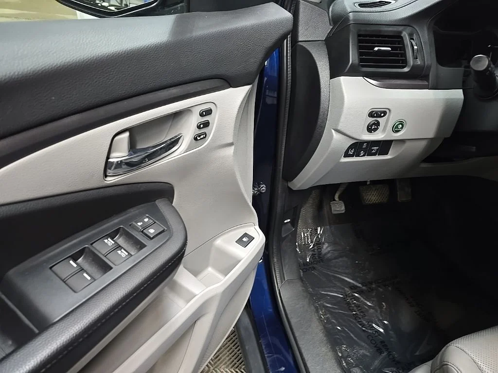 Used 2023 Obsidian Blue Pearl Honda RTL image 31