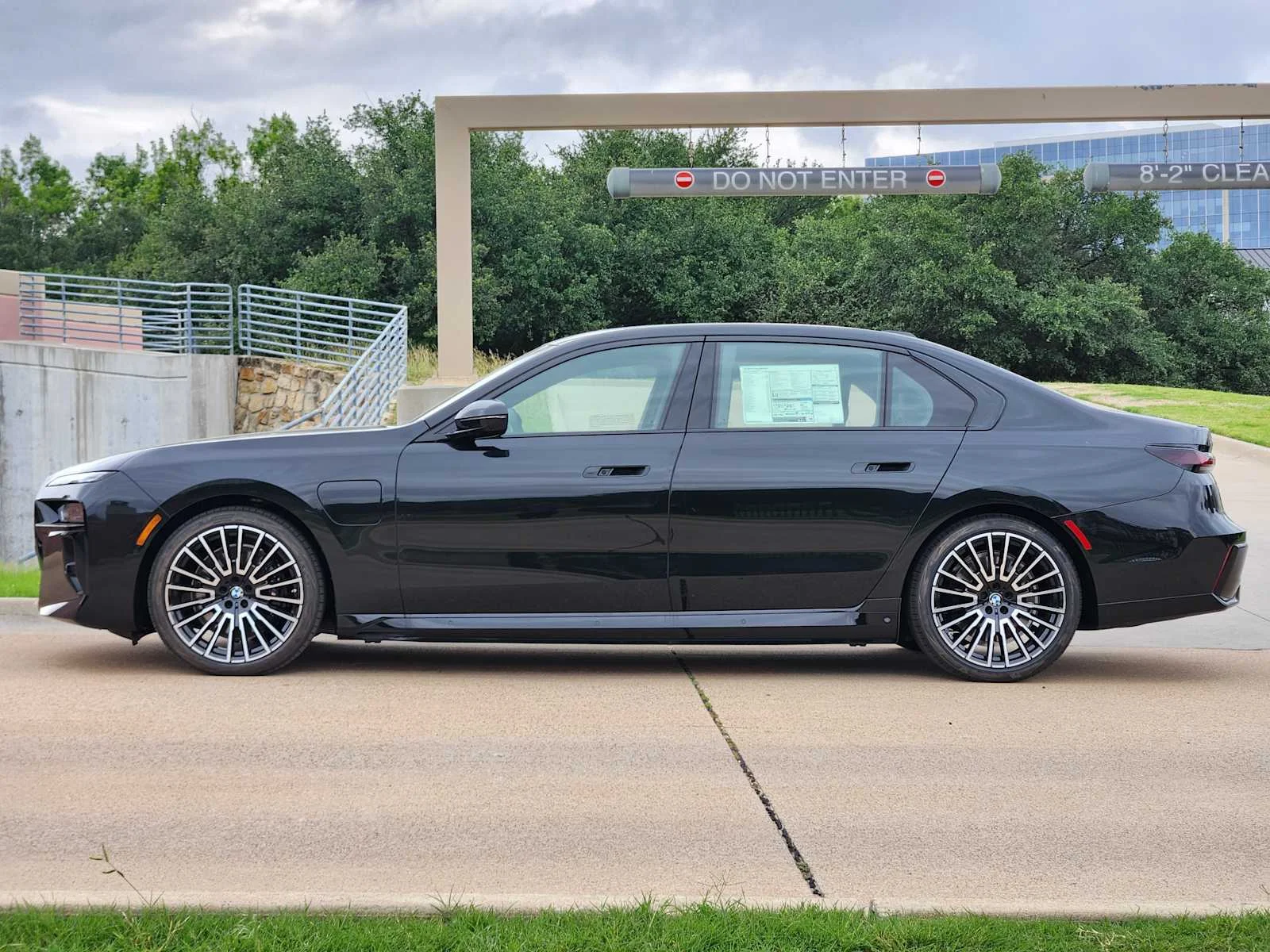 2026 BMW 7 Series 750e - Photo 2