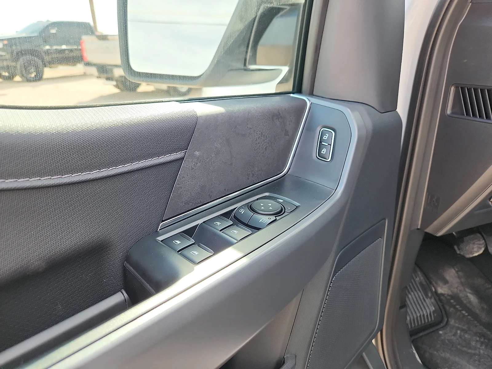 New 2026 Oxford White Ford XLT image 15