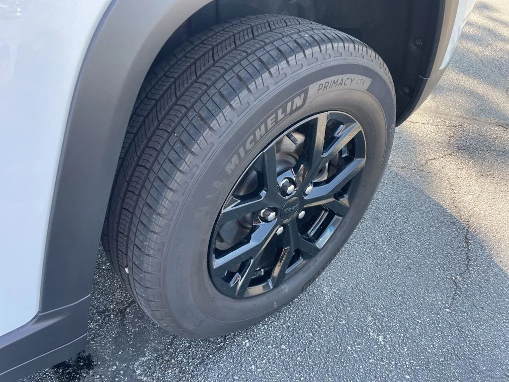 Used 2024 White Jeep Altitude image 10