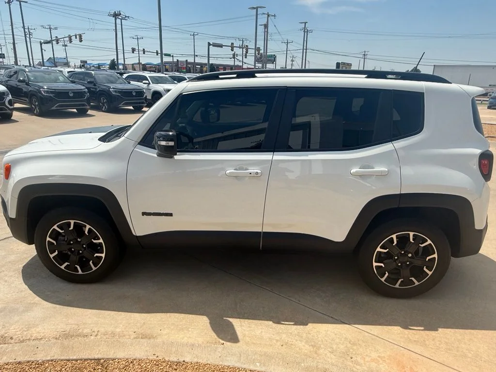 Used 2023 Alpine White Clearcoat Jeep Latitude image 6
