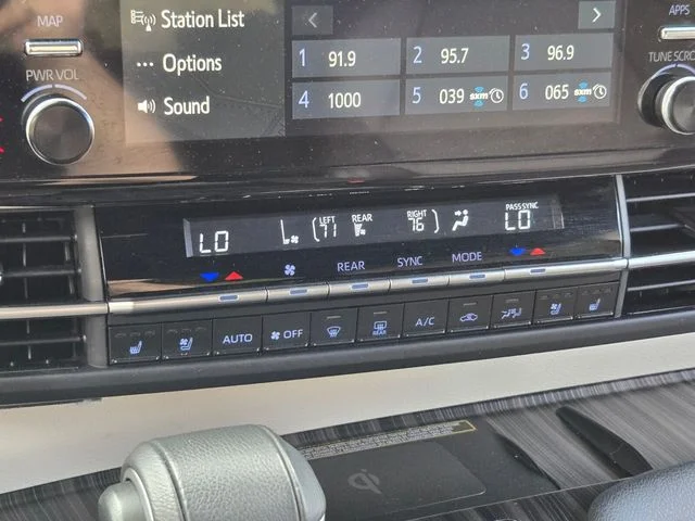 2023 Toyota Sienna Platinum - Photo 25