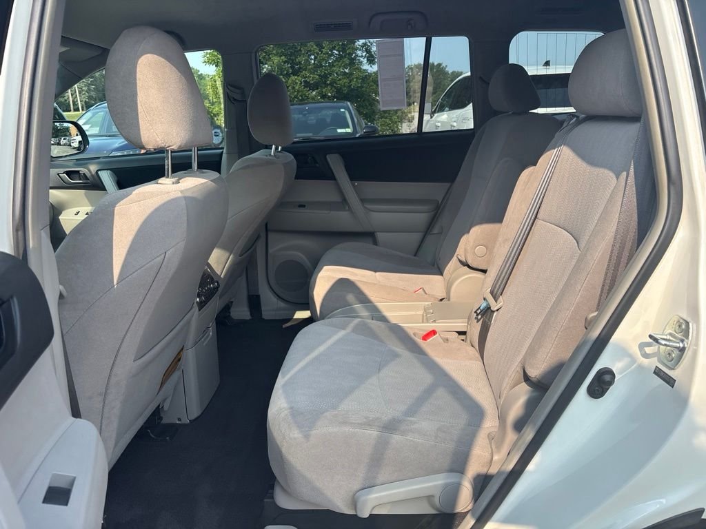 Used 2013 White Toyota Base image 13