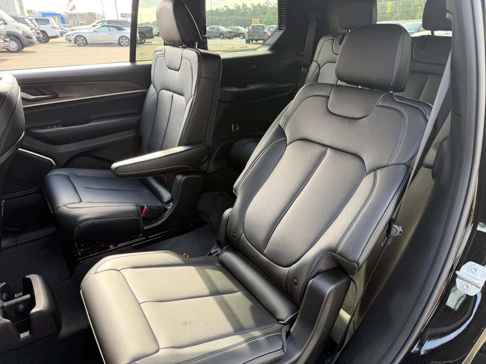 New 2026 Diamond Black Crystal Pearl-Coat Exterior Paint Jeep Limited image 19