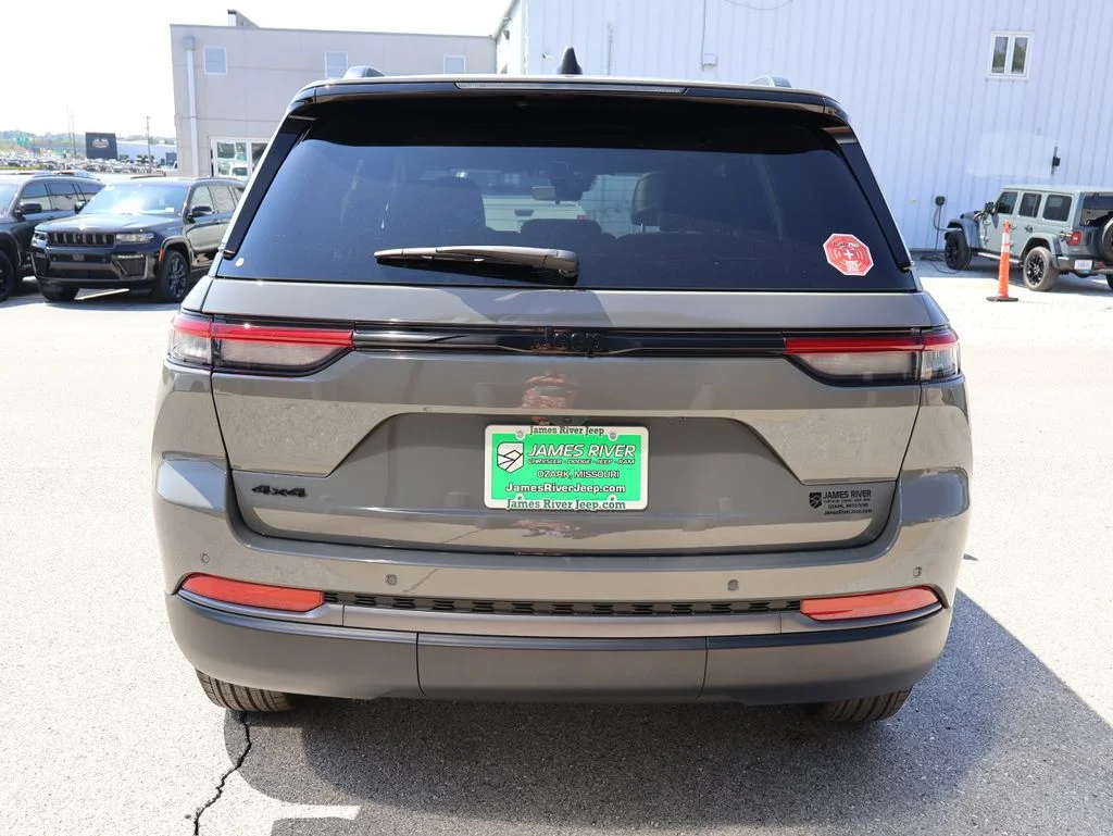 New 2027 Sting-Gray Clearcoat Jeep Laredo Altitude image 4
