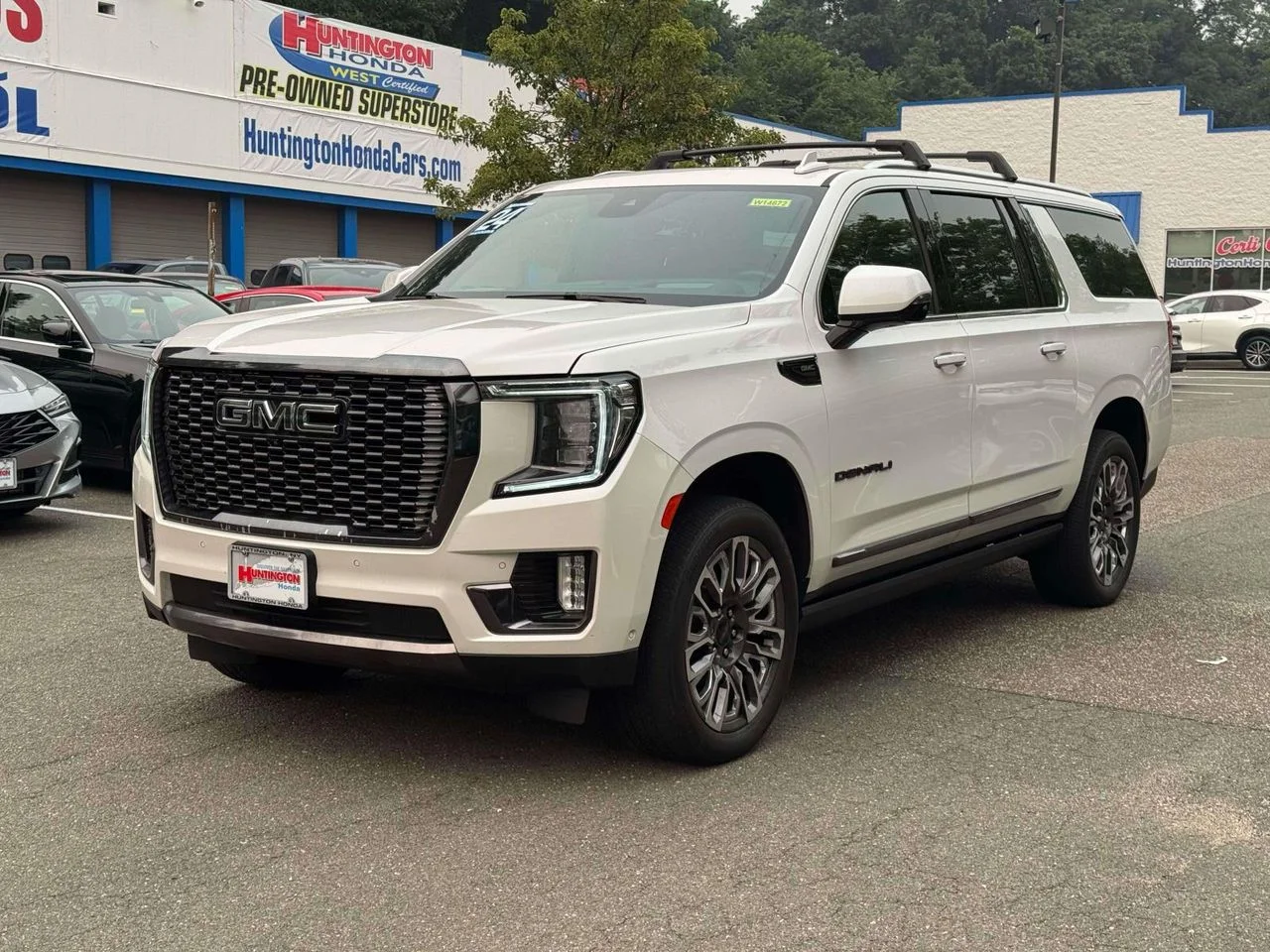 Used 2024 White Frost Tricoat GMC 4WD Denali Ultimate image 4