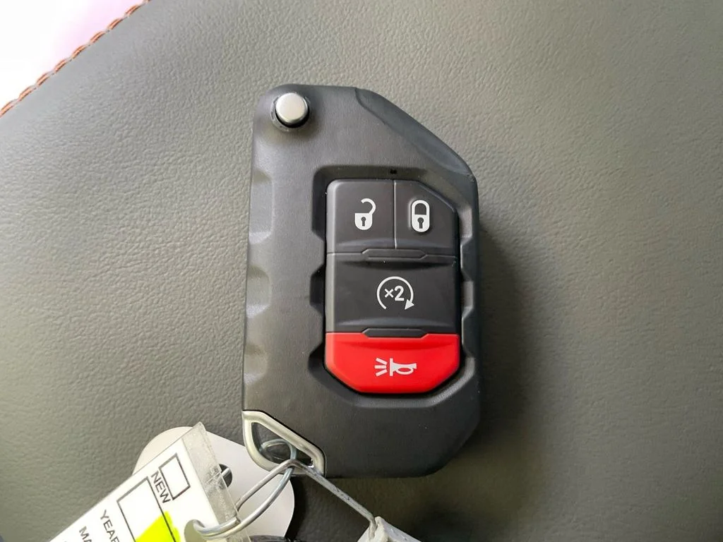 Used 2025 Gray Jeep Mojave image 34