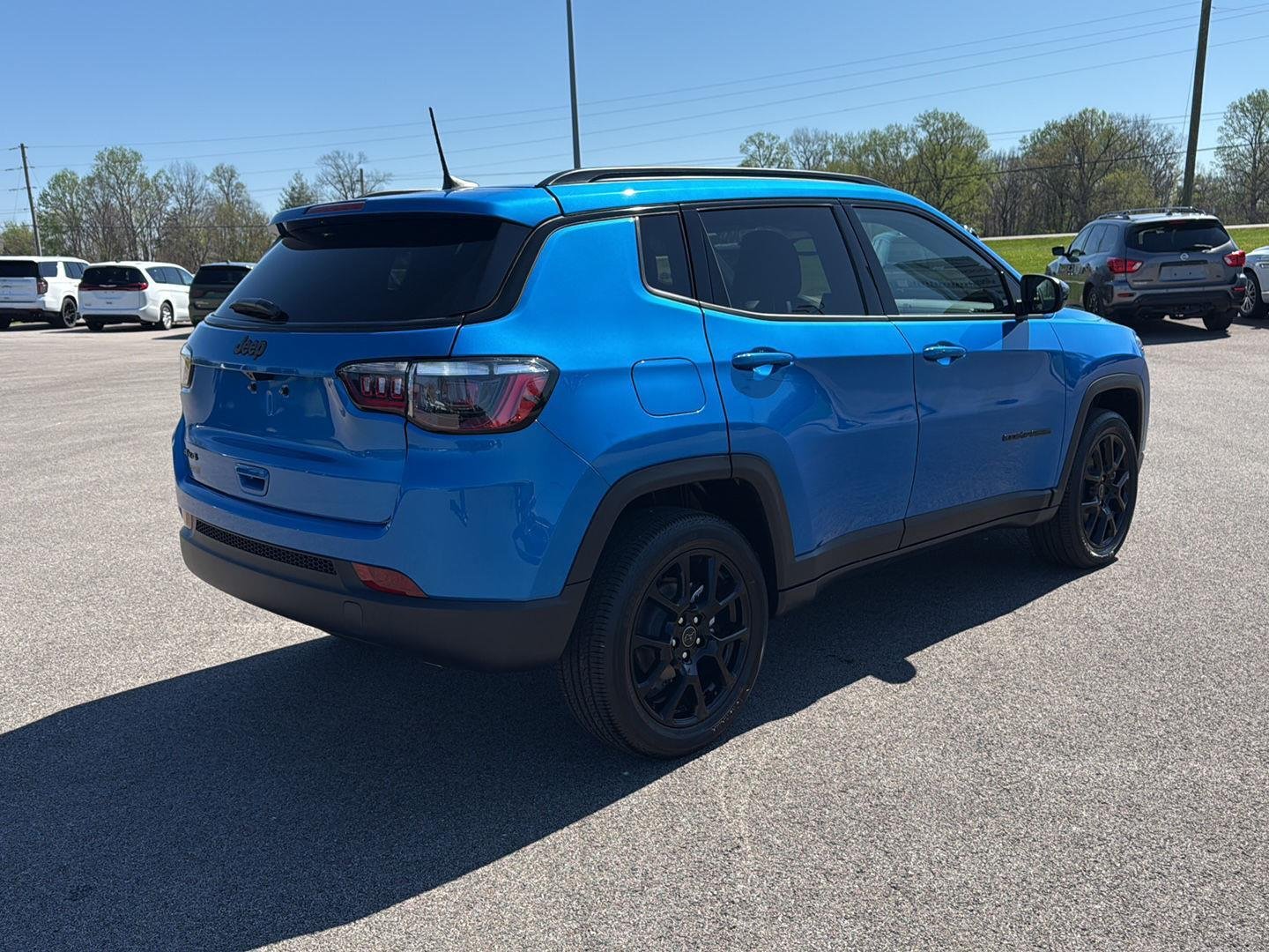 New 2026 Hydro Blue Pearl-Coat Exterior Paint Jeep Latitude Altitude image 15