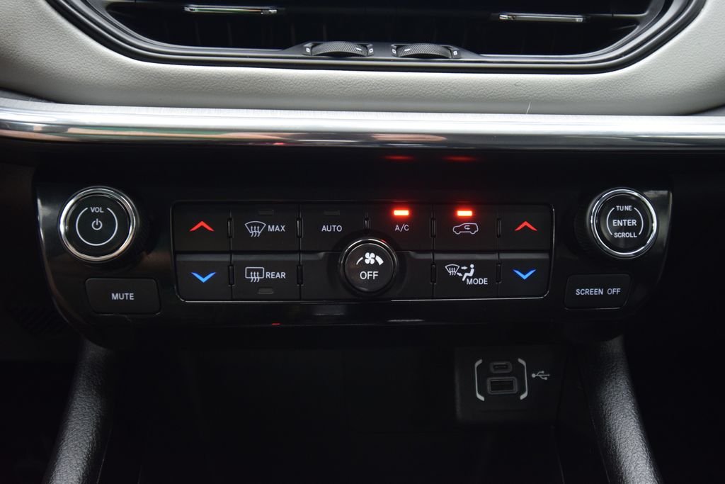 Used 2019 Granite Crystal Metallic Clearcoat Jeep Latitude image 32