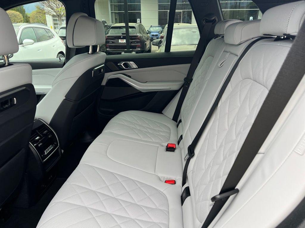 New 2026 Carbon Black Metallic BMW xDrive40i image 25