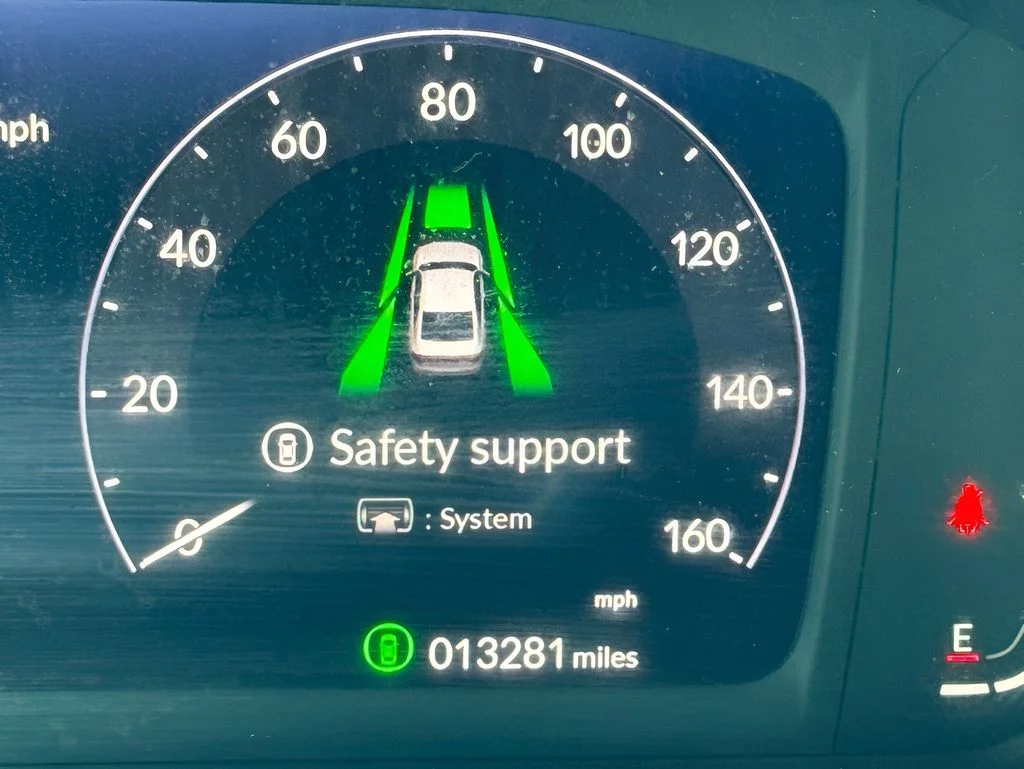 Used 2025 White Honda SE image 24