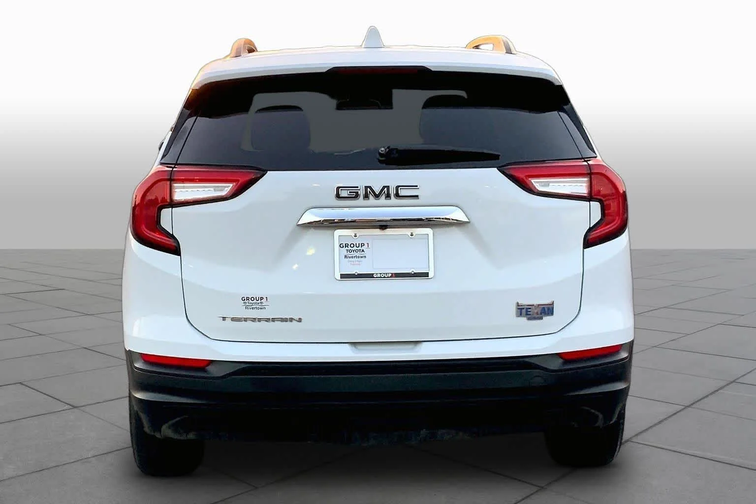 Used 2022 Summit White GMC SLE image 5