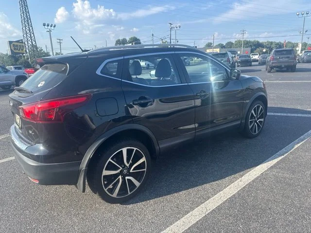 Used 2018 Black Nissan SL image 3