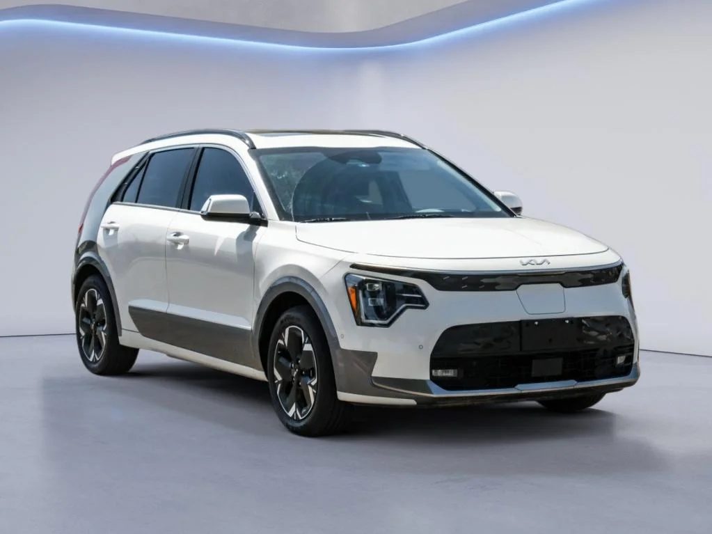 Used 2023 Snow White Pearl Kia Wave image 3