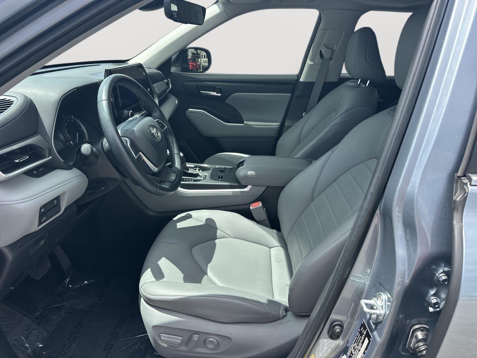 Used 2023 Moon Dust TOYOTA XLE image 7
