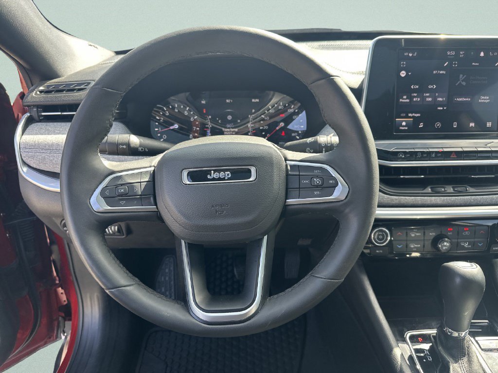 Used 2025 Red Hot Pearlcoat Jeep Latitude image 15