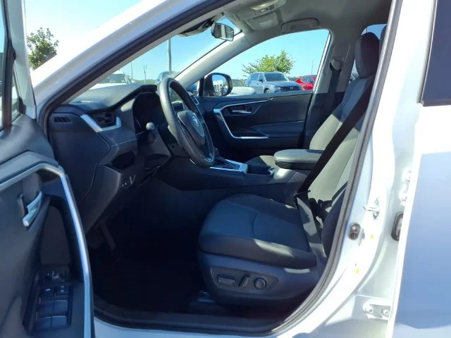 Used 2025 White Toyota XLE image 19