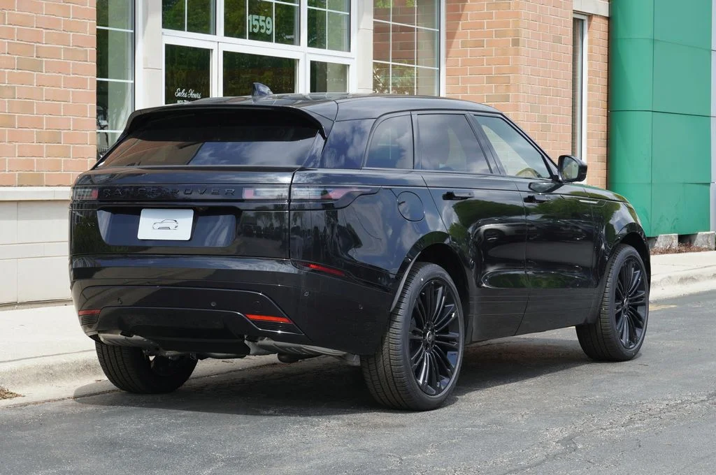 New 2026 Santorini Black Land Rover Dynamic SE image 6