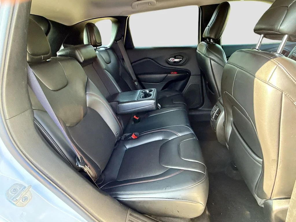 Used 2019 Bright White Clearcoat Jeep Trailhawk image 26