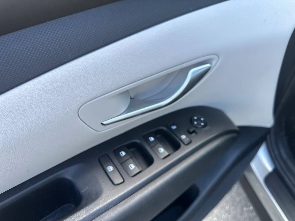 Used 2022 Shimmering Silver Hyundai SE image 17