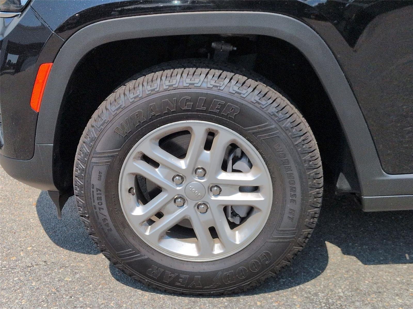 Used 2023 Diamond Black Crystal Pearlcoat Jeep Laredo image 10