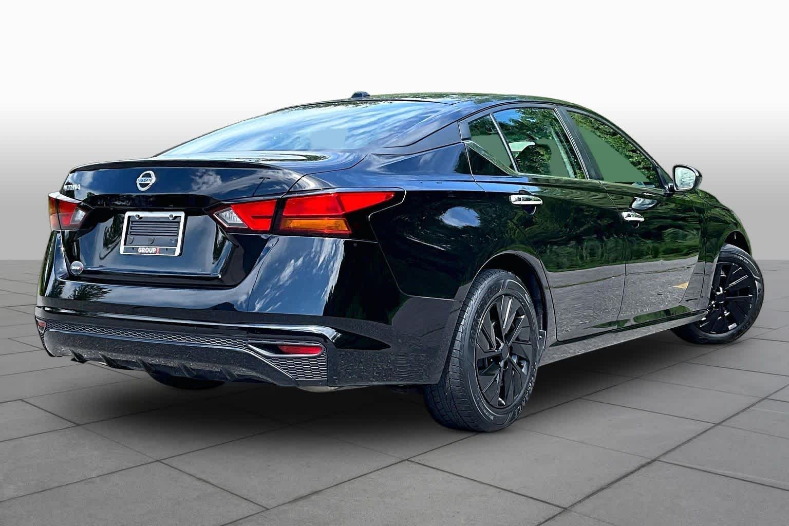 Used 2019 Super Black Nissan 2.5 S image 12