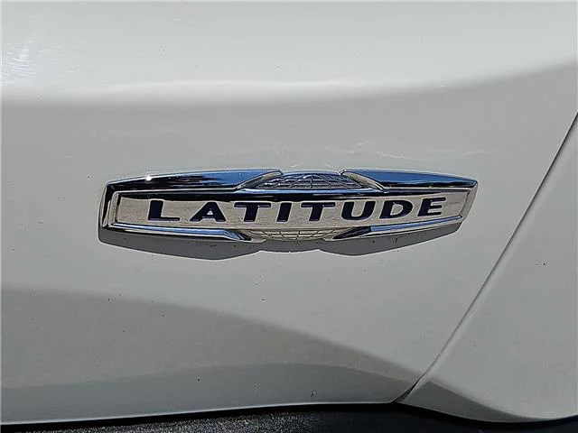 Used 2021 Alpine White Clearcoat Jeep Latitude Front-wheel Drive image 9