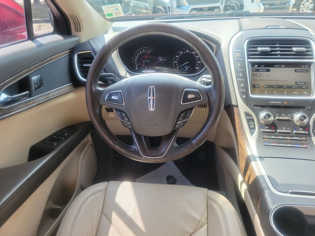 Used 2016 Red Lincoln Reserve image 17