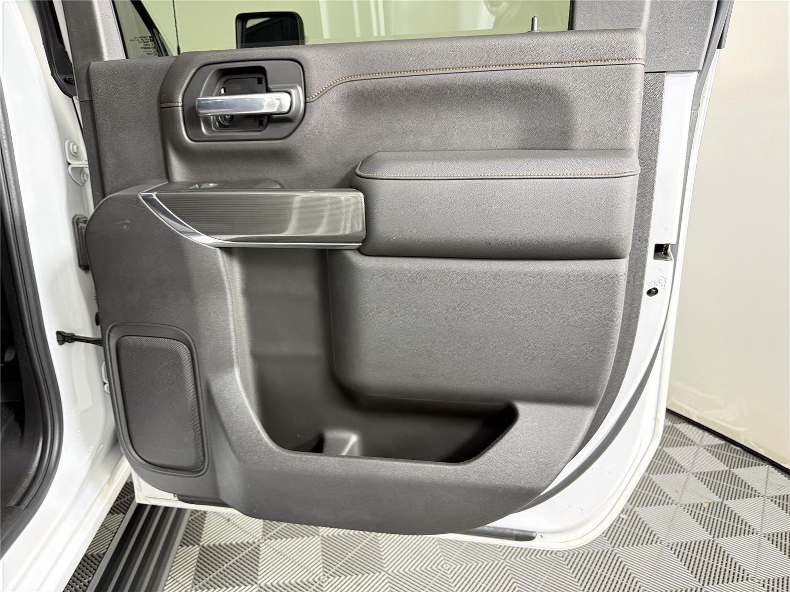 Used 2022 Summit White GMC AT4 image 16