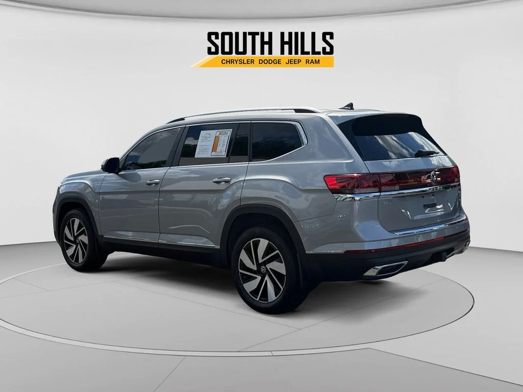Used 2025  Volkswagen 2.0T SEL image 3
