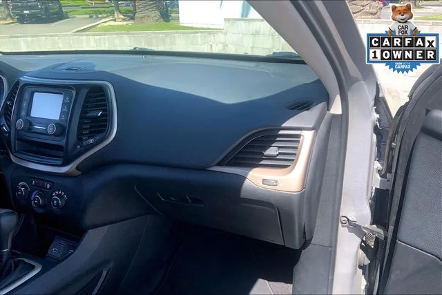 Used 2018 Billet Silver Metallic Jeep Latitude image 14