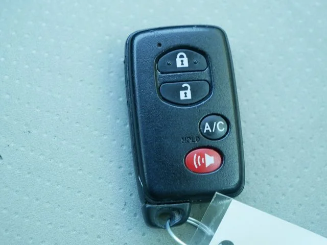 Used 2013 Pearl Toyota Three image 35