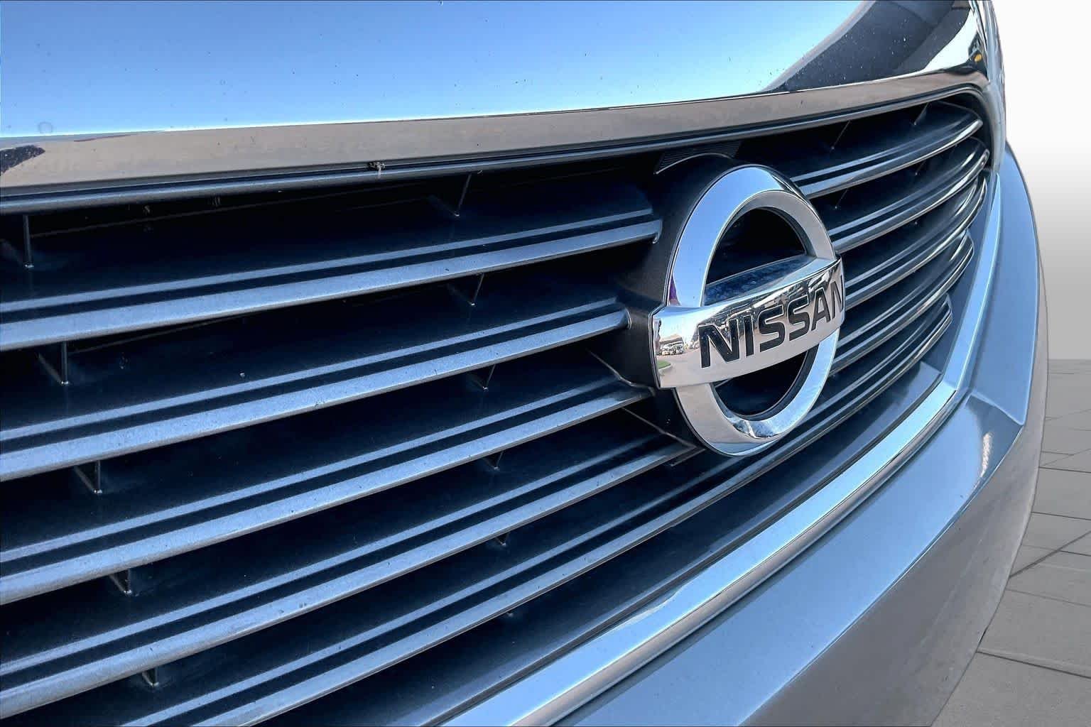 Used 2011 Platinum Graphite Nissan SL image 28
