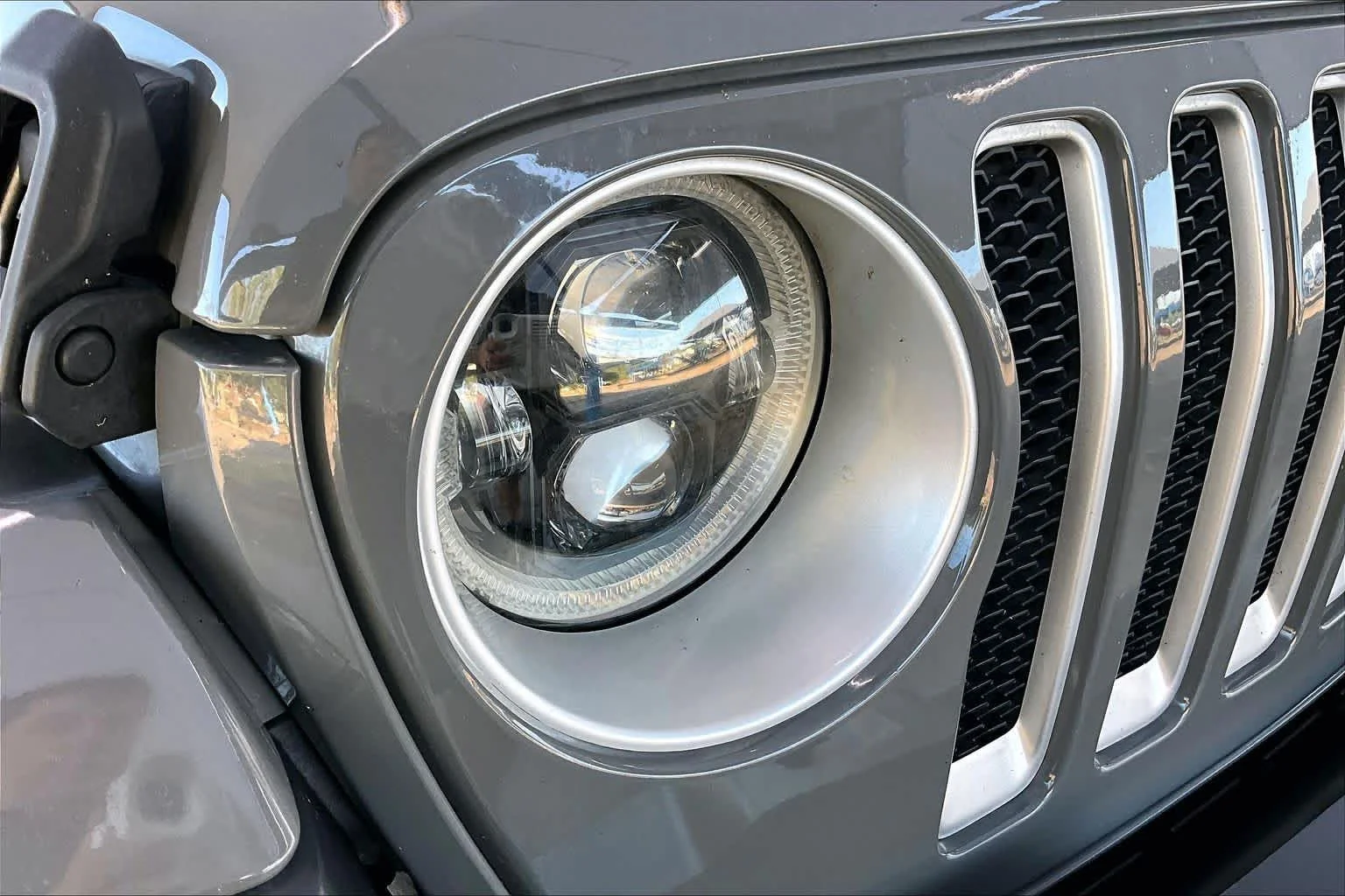Used 2020 Sting-Gray Clearcoat Jeep Sahara image 28