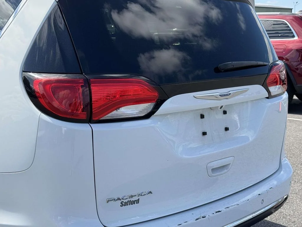Used 2018 White Chrysler Touring L Plus image 10