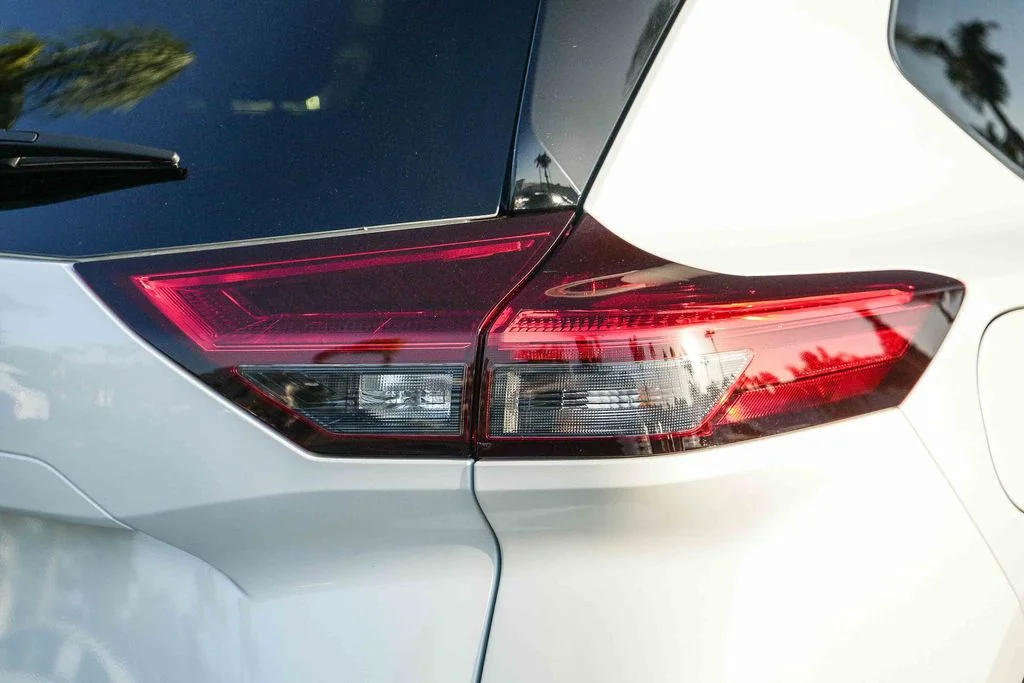 Used 2025 White Nissan SL image 7