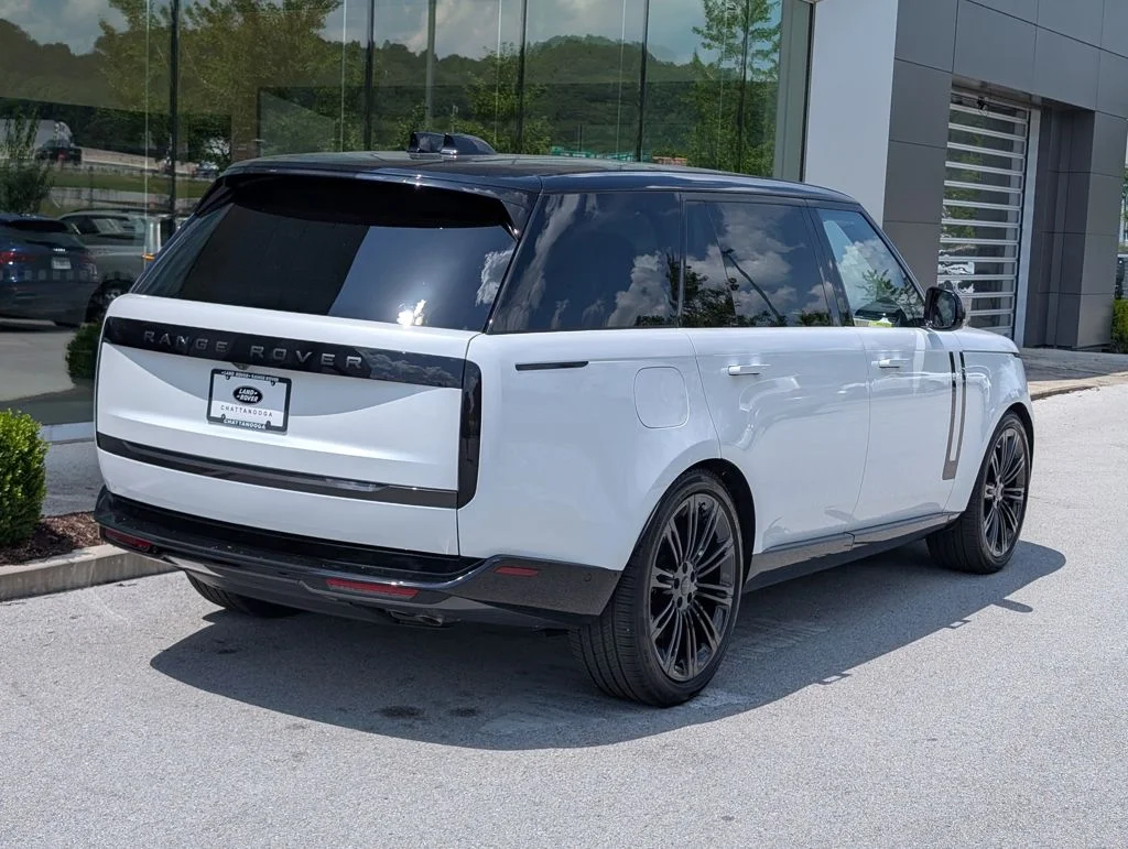 New 2026 Ostuni Pearl White Land Rover SE image 6