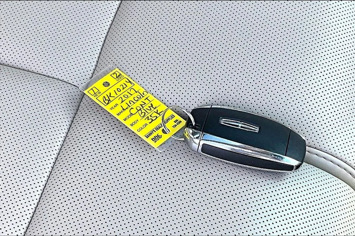 Used 2017 Blue Lincoln Select image 36