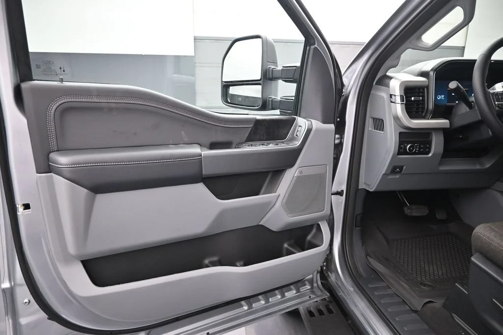 New 2027 Iconic Silver Metallic Ford XLT image 12
