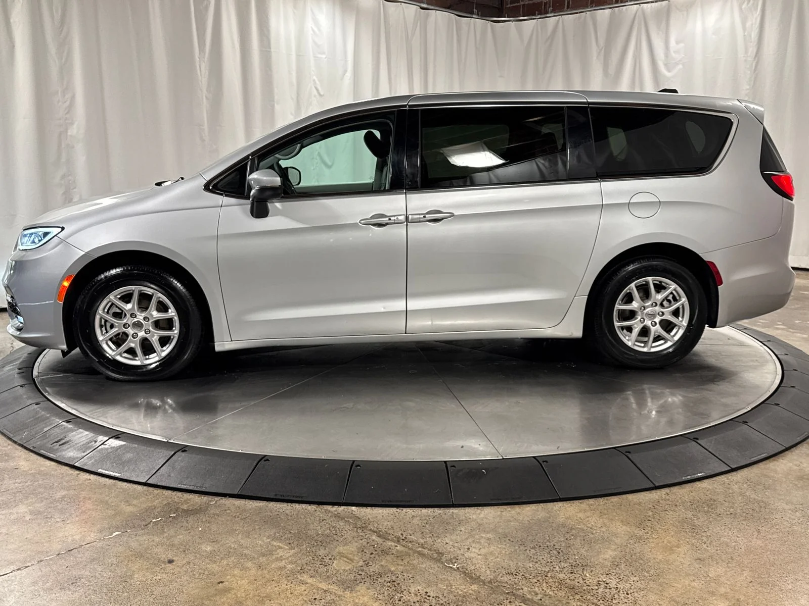 Used 2023 Silver Mist Clearcoat Chrysler Touring L image 8
