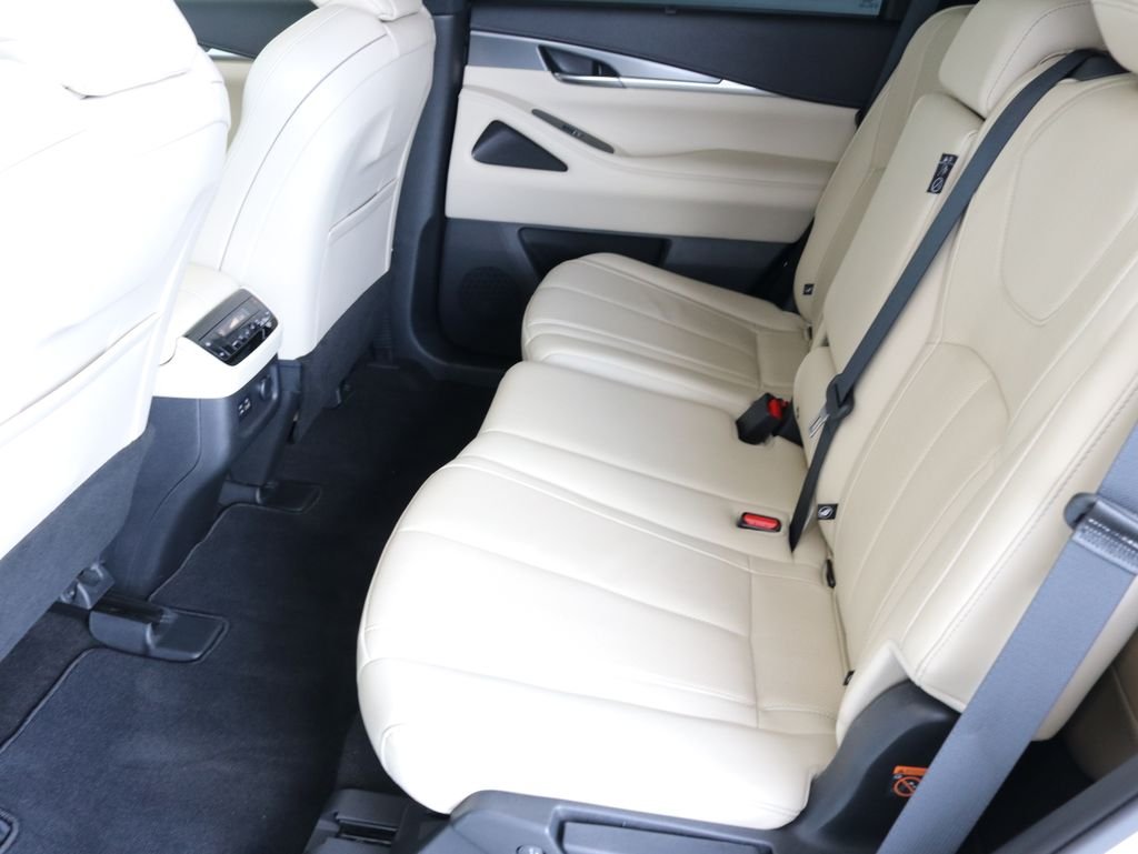 Used 2023 White INFINITI LUXE image 24
