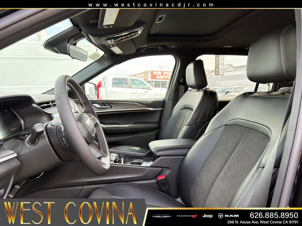 New 2026 Diamond Black Crystal Pearl-Coat Exterior Paint Jeep Altitude image 9