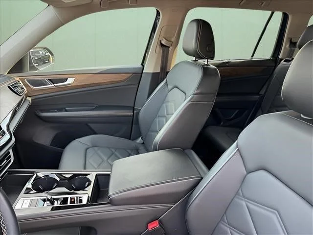 Used 2025  Volkswagen 2.0T SE w/Technology image 9
