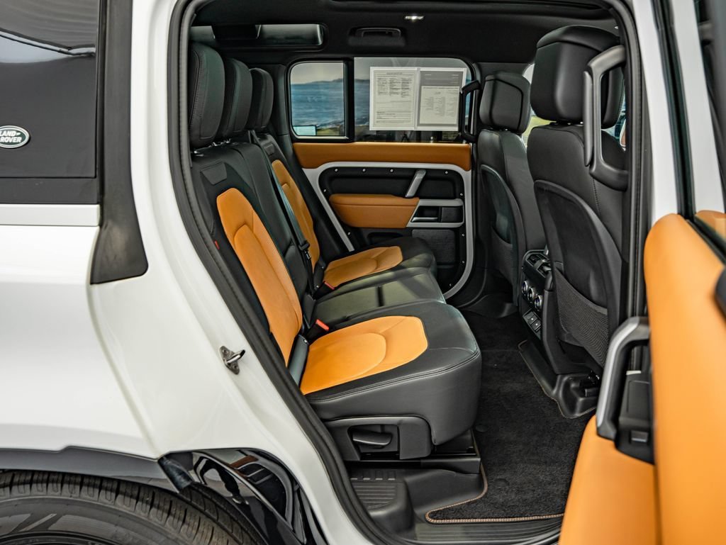 Used 2024 White Land Rover X-Dynamic SE image 35