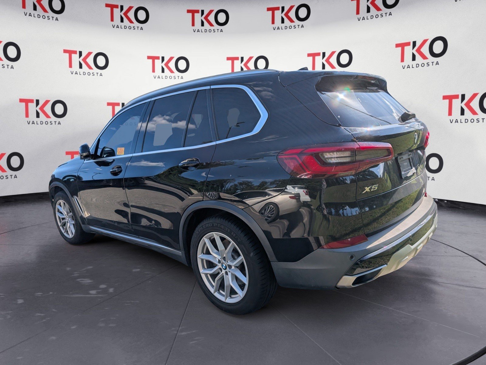 Used 2020 Black BMW xDrive40i image 4